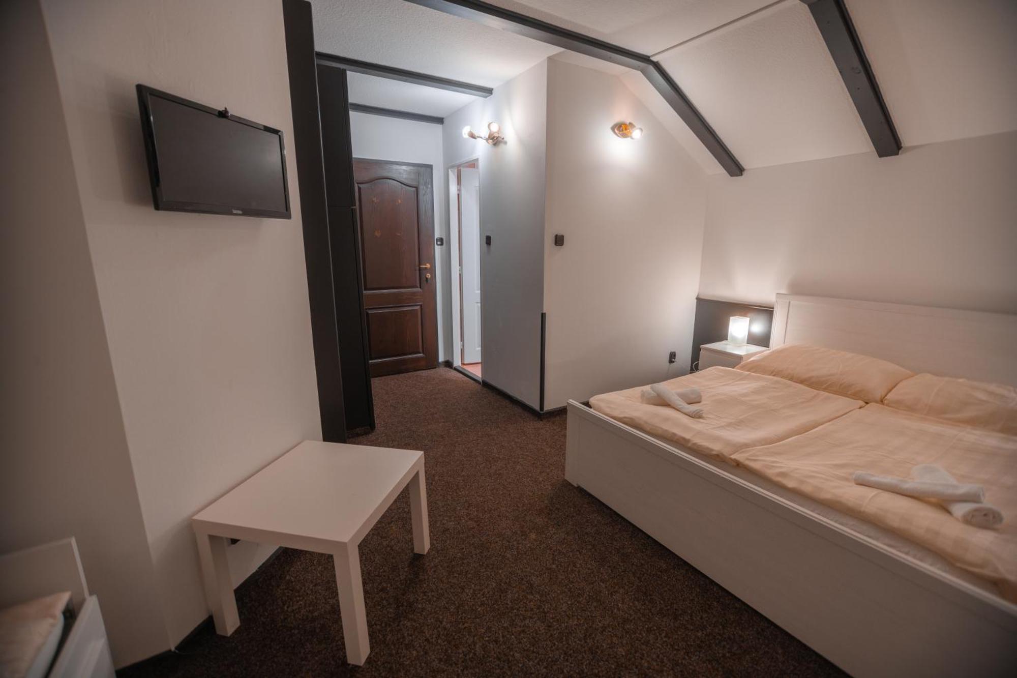 Hotel Lovecky Zamecek Orion Liberec Extérieur photo